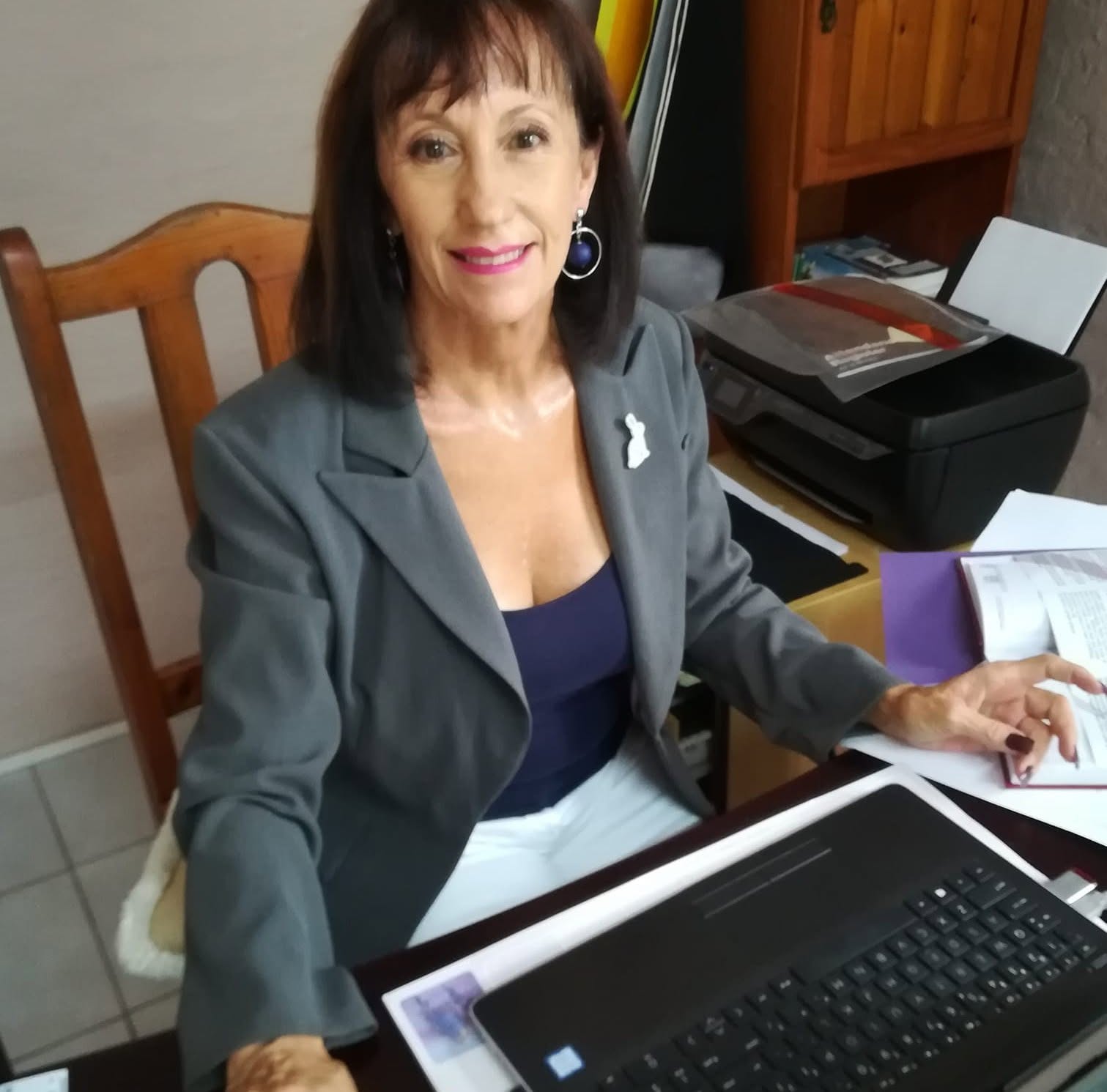Life coach Lee Foulis smiling at her desk